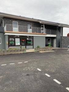 Un estacionamiento vacío frente a un edificio en Star Ferien Appartement, en Otterndorf