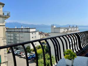 Un balcón con vista a un estacionamiento. en Appartement meublé proche de la Gare de Lausanne 12, en Lausana