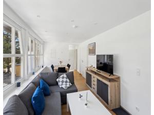 a living room with a couch and a tv at Moderne Wohnung mit Terrasse in Schneverdingen