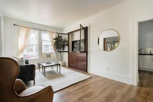 Ruang duduk di Stay Portland - The Étoile Suite - Nob Architecture & Boutiques +11 gambar