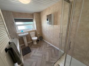 Ένα μπάνιο στο Coxon - 5 Bdrm 6 beds Perfect 4 contractor