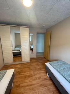 Giường trong phòng chung tại Lejlighed i Torshavn