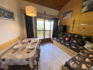 une salle à manger avec une table et un canapé dans l'établissement Résidence Cristallin - Le Cristallin 30 - Beau 2 pièces au pied des pistes MAE-4764, à Valmorel
