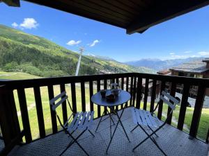 une table et des chaises sur un balcon avec vue dans l'établissement Résidence Cristallin - Le Cristallin 30 - Beau 2 pièces au pied des pistes MAE-4764, à Valmorel 4 autres photos