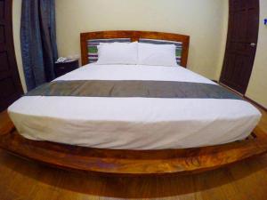 Postel nebo postele na pokoji v ubytování Golden Gate Suites
