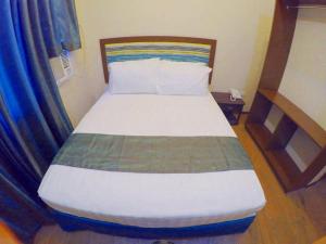 Postel nebo postele na pokoji v ubytování Golden Gate Suites