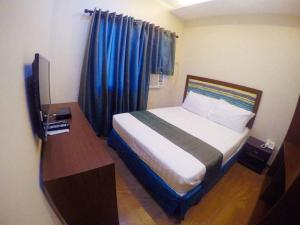 Postel nebo postele na pokoji v ubytování Golden Gate Suites + 22 fotografií