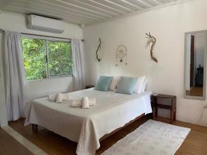 a bedroom with a bed with towels on it at Nahele Lodge in Santa Teresa Beach +19 photos