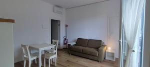 a living room with a couch and a table at La Luna sul Conero in Casa Petromilli