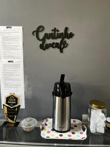 eine Kaffeemaschine auf einer Theke in der Unterkunft O melhor custo benefício da cidade - Hotel Ceará in Pinheiro