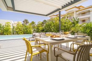 Una mesa y sillas en un patio con piscina. en Vera Vida, en Vera