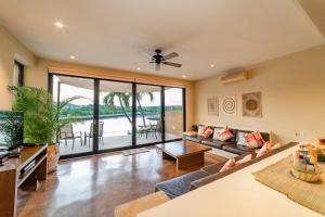 una sala de estar con un sofá y una mesa en 1007 -- Casa Buena Vida, en Santa Cruz Huatulco