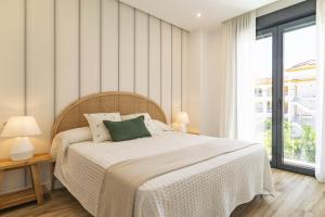 Un dormitorio con una cama y una ventana grande. en Vera Vida, en Vera 31 fotos más