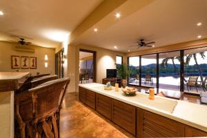 cocina abierta con bar y vistas al océano en 1007 -- Casa Buena Vida, en Santa Cruz Huatulco