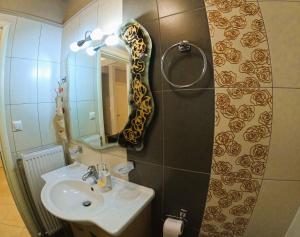 Φωτογραφία από το άλμπουμ του Stylish 2BR Semi-Basement- Cozy & Family-Friendly Retreat στο Λουτράκι