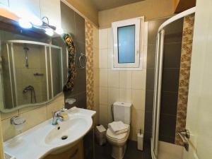 Φωτογραφία από το άλμπουμ του Stylish 2BR Semi-Basement- Cozy & Family-Friendly Retreat στο Λουτράκι