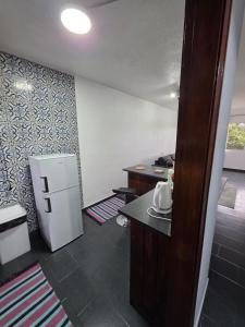 una cucina con frigorifero bianco e bancone di Apartment Matur View a Machico