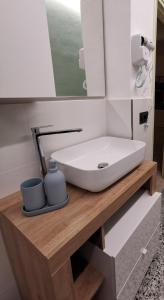 un bagno con un lavandino bianco su un bancone di legno di Al Panorama Civitella del Lago a Civitella Del Lago Altre 17 foto