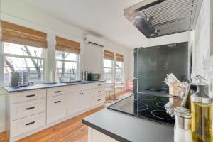 Dapur atau dapur kecil di Stay Portland - The Trésor Suite- Cold Brew & Craft Beers +6 gambar