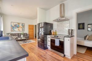 Dapur atau dapur kecil di Stay Portland - The Etourdissante Suite - Forest Park & Local Eats