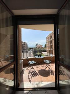 a view of a balcony with two chairs and a table at O ninho da Francesca in Santa Maria degli Angeli +3 photos