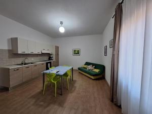 eine Küche mit Tisch, Stühlen und Sofa in der Unterkunft Perdanoa - Appartamenti in Ghilarza