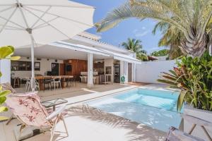 an image of a villa with a swimming pool at Casa no condomínio Reserva Ecológica do Sahy in Mangaratiba