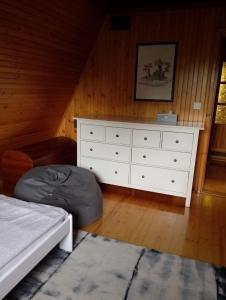 Postel nebo postele na pokoji v ubytování Dom na Kaszubach Sulęczyno z widokiem na jezioro