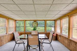 Φωτογραφία από το άλμπουμ του Private Yard and Covered Deck Vintage Windsor Home σε Windsor