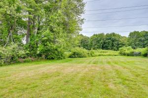 Κήπος έξω από το Private Yard and Covered Deck Vintage Windsor Home