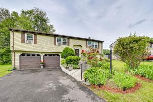 Κήπος έξω από το Private Yard and Covered Deck Vintage Windsor Home