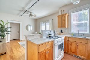 Dapur atau dapur kecil di Historic Mississippi - Live Music & Local Shops