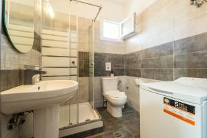 ein Badezimmer mit Waschbecken und Toilette in der Unterkunft Seaside Studio in Nea Peramos, Sleeps 4 in Néa Péramos + 1 Foto