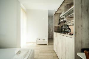 eine Küche mit einer Theke und einem Waschbecken in einem Zimmer in der Unterkunft Seaside Studio in Nea Peramos, Sleeps 4 in Néa Péramos