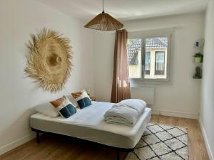 a bedroom with a bed in a room with a window at Maison de Coeur - Futuroscope in Jaunay-Clan