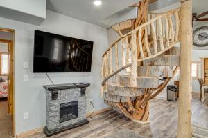 Μια τηλεόραση ή/και κέντρο ψυχαγωγίας στο Family Home with Mountain Views in Circleville!