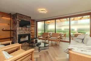 a living room with a fireplace and a couch at Apto com Piscina Aquecida em Canela in Canela