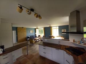 Η κουζίνα ή μικρή κουζίνα στο Grande maison ti Hir Kerispern