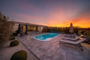 Πισίνα στο ή κοντά στο Villa Royal Green Three