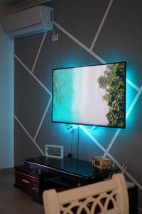 Μια τηλεόραση ή/και κέντρο ψυχαγωγίας στο Blerta Apartment Durres Plazh