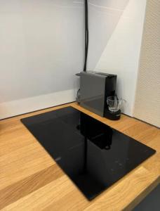 a microwave sitting on top of a black rug at House Boat logement insolite in Deûlemont