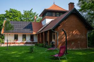 a house with solar panels on the roof at Guest House Vidravar in Tabdi