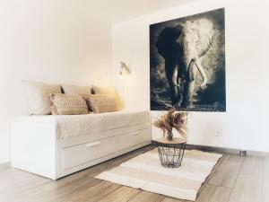 a bedroom with an elephant painting on the wall at L'EVASION cosy compacte, confort optimisé in Saverne