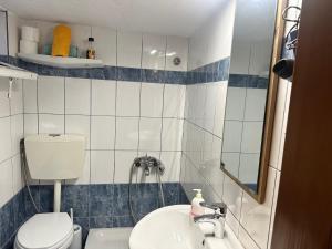 マクリにあるBlue Panorama Emeraldのトイレと洗面台のある小さなバスルーム +39枚の写真