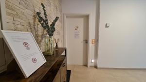 a room with a table with a sign on it at Gästehaus Ferienwohnung Zimmer 2B Jülich in Jülich