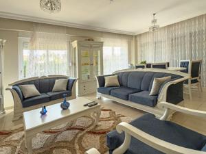 A seating area at Paradise Town Villa Orchard
