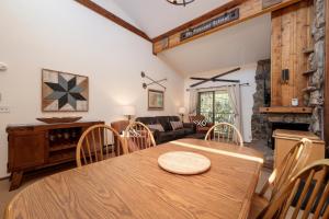 una sala de estar con una mesa y un sofá en Pool, Hot Tubs, Sauna, Hiking from the Property, On Free Bus Route, en Winter Park