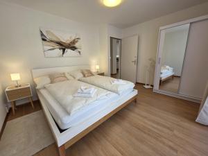 Postel nebo postele na pokoji v ubytování Hotel Surselva