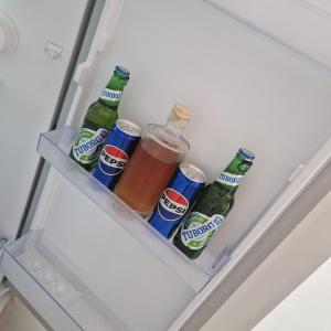 un frigorifero pieno di bevande e bibite di Apartman Lakić a Bijeljina
