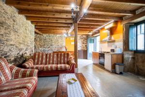 a living room with two couches and a table at Naturlar Don Benito in Arnego